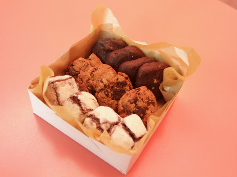 As caixas de presente est&atilde;o dispon&iacute;veis &agrave; pronta entrega - com os produtos do dia - ou por encomenda para kits personalizados Foto: EVANDRO OLIVEIRA/JC