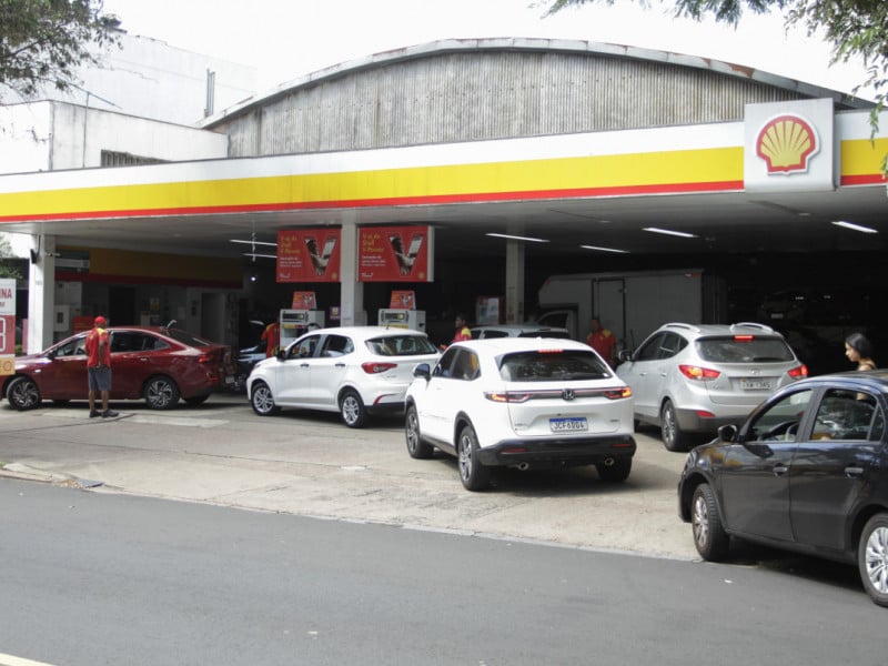 Governo Lula publica decreto com subsídio de R$ 0,44 por litro da gasolina