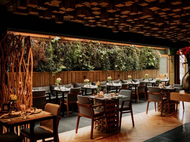 O local não conta com uma recepção tradicional, os hóspedes realizam check-in e check-out no bar do salão principal Foto: CASA HOTEIS/DIVULGAÇÃO/JC