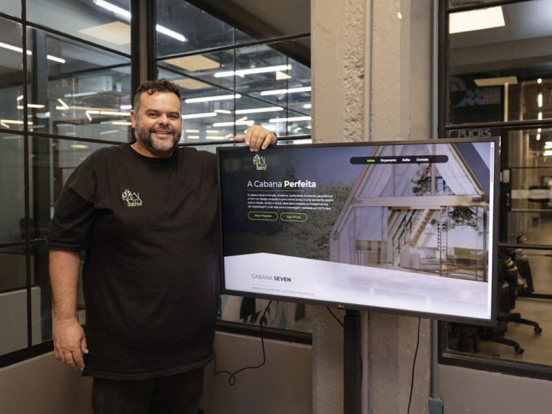 Felipe Rios Moreira, da Keike Hut Projeto, conta que as cabanas s&atilde;o usadas, principalmente, para turismo Foto: T&Acirc;NIA MEINERZ/JC