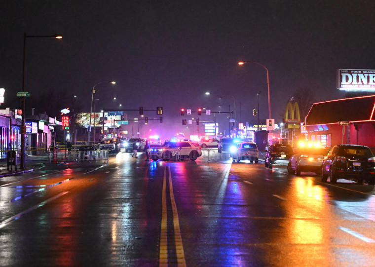 Equipes de emergência trabalham na cena após uma pequena aeronave cair em um bairro no nordeste da Filadélfia, Pensilvânia
