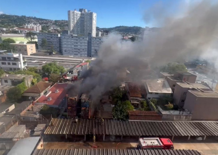 Moradores do bairro Partenon registraram fuma&ccedil;a saindo de estrutura de cont&ecirc;ineres usada para moradia
