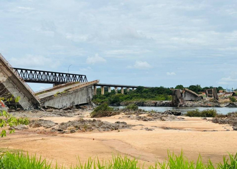 Parte da ponte desabou em dezembro do ano passado, enquanto dez veículos passavam pelo local