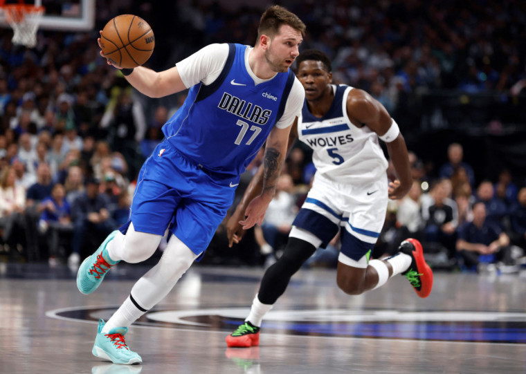 Esloveno Luka Doncic (esq.) é um dos jogadores que entraram na negociação de troca de times