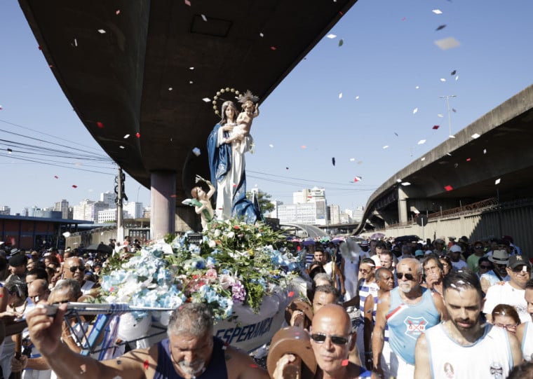 Devotos acompanharam imagem da Santa em um trajeto de aproximadamente 5 quilômetros