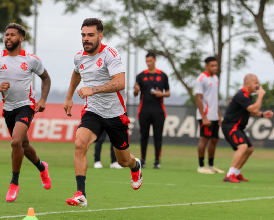 Após vitória sofrida, Inter inicia semana Gre-Nal com novo lateral