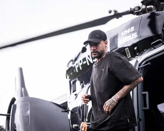 Neymar faz seu primeiro treinamento no Santos com direito à assistência