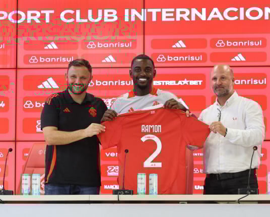 Inter apresenta oficialmente Ramon, novo lateral-esquerdo do clube