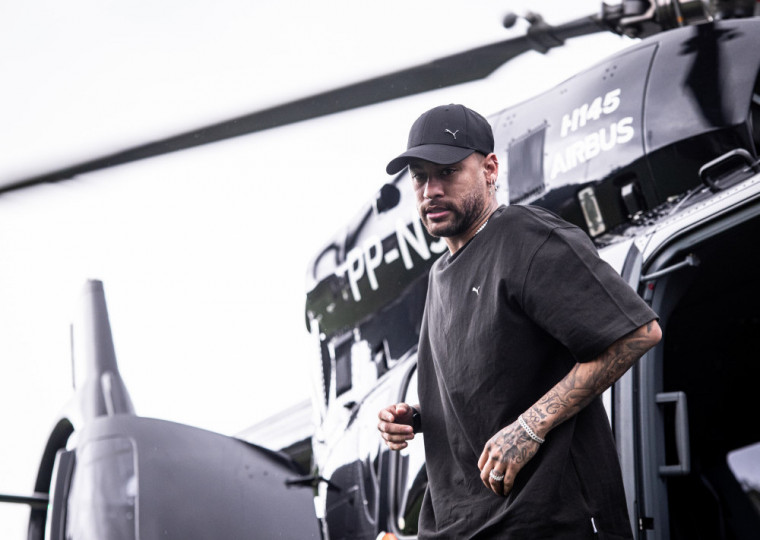 Para seu 1° treinamento, atleta chegou ao CT Rei Pelé de helicóptero