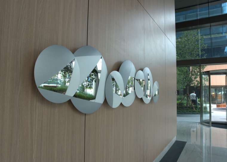 Criação do artista paulista foi pensada especialmente para combinar com o conceito minimalista e contemporâneo do complexo multiuso, localizado em Porto Alegre