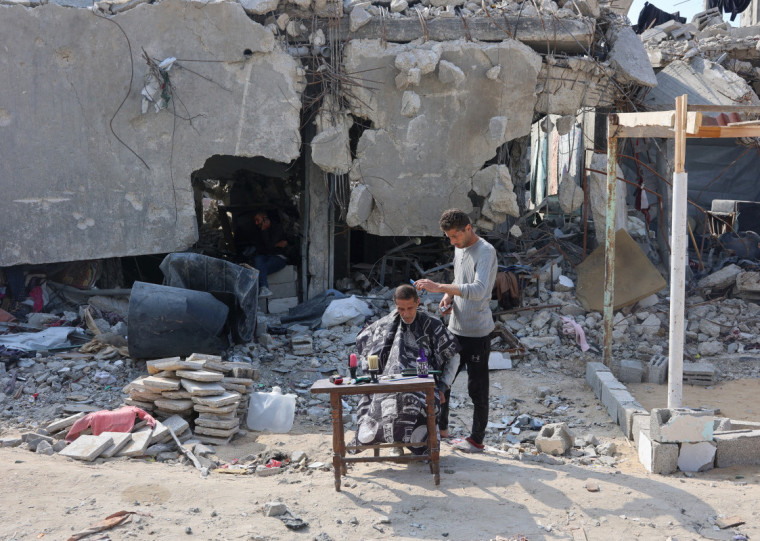 Enquanto isso, as pessoas tentam retomar a normalidade na Faixa de Gaza