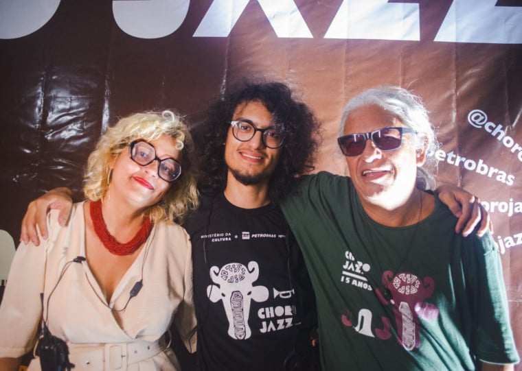 Capucho ao lado de Aline, ex-companheira e responsável pela logística do Choro Jazz, e o filho Gregório, 