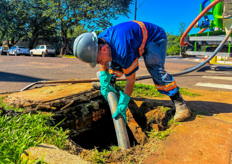 Mais de 70 pessoas trabalham na limpeza de bocas de lobo e redes de microdrenagem em pontos mapeados