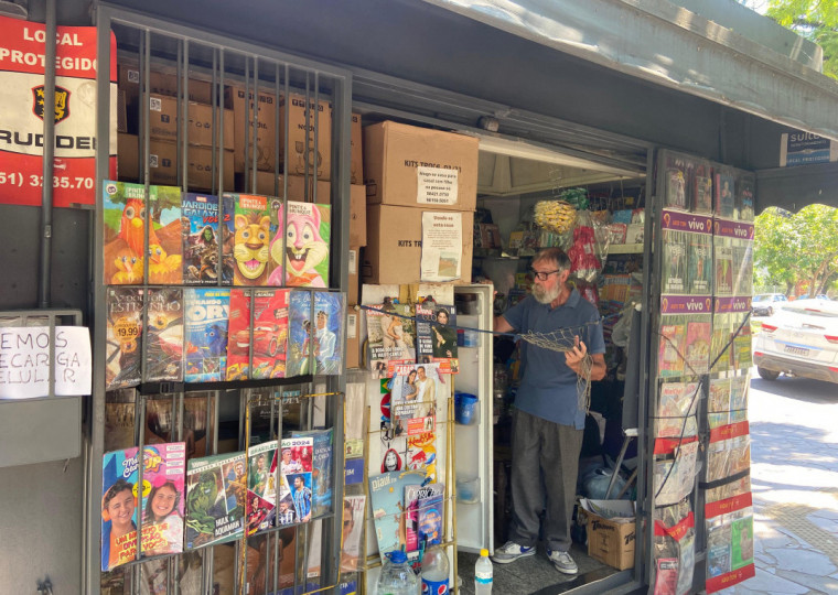 O comerciante Paulo Ricardo Lima sofre com o calor diariamente 