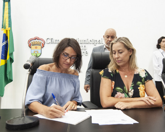 Prefeito silencia e Câmara promulga escola sem partido em Porto Alegre