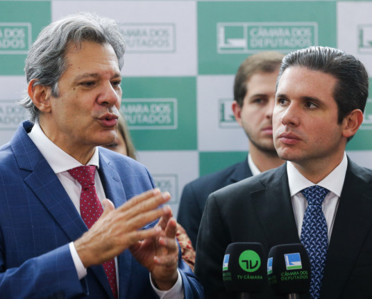 Haddad apresenta documento com 25 prioridades de 2025-2026 da Fazenda a Hugo Motta