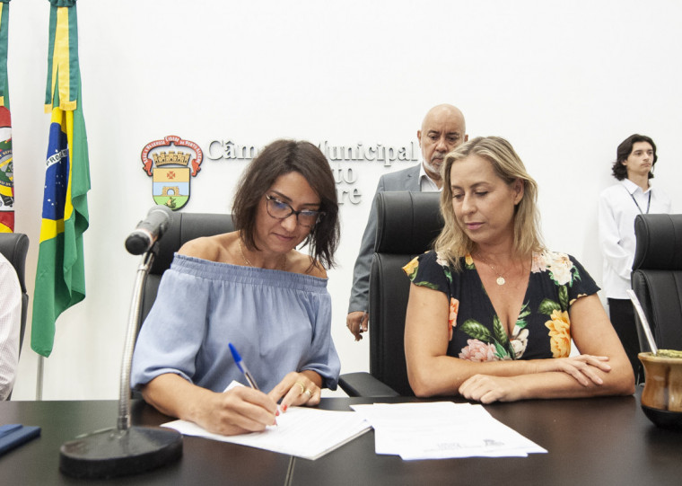 Comandante Nádia (e) promulgou projeto ao lado de Fernanda Barth (d)