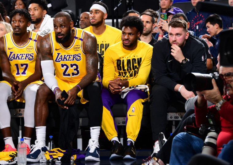 Luka Doncic assistiu a partida ao lado dos companheiros no banco de reservas