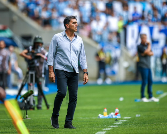 Na estreia de Quinteros, Grêmio busca triunfo após jejum de quatro clássicos