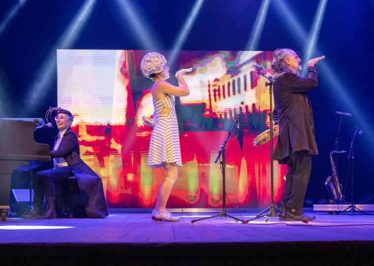 A peça teatral ‘A Sbørnia Kontr`Atracka’ tem mais de quatro décadas de história e em 2018 foi apresentada pela primeira vez no Theatro São Pedro. 