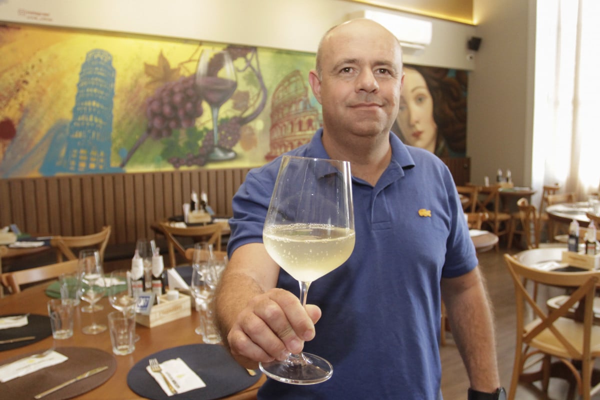 Juliano Milan &eacute; um dos s&oacute;cios da Osteria del Mercato, espa&ccedil;o de 150 m&sup2; e com capacidade para 90 pessoas | EVANDRO OLIVEIRA/JC