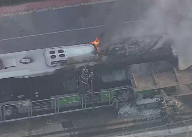 O avião tentou fazer um pouso forçado e acabou caindo sobre diversos veículos.