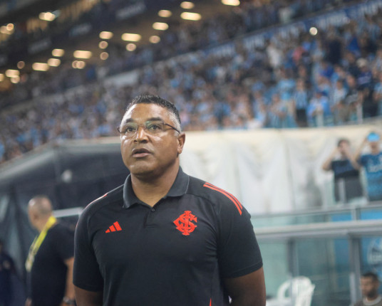 "Sem critério algum", diz Roger sobre arbitragem do clássico