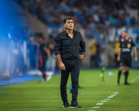 Em coletiva, Quinteros aponta para a necessidade de incorporar reforços