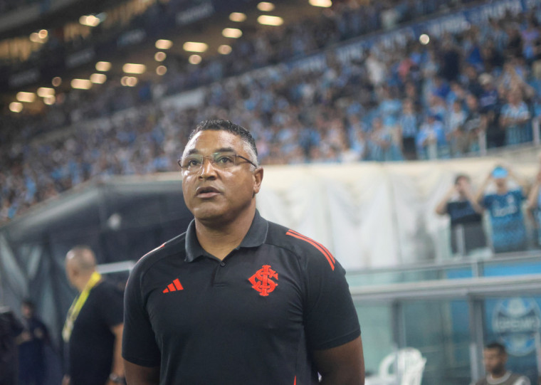 Aos 30 minutos, Roger precisou deixar o gramado pela expulsão do seu auxiliar