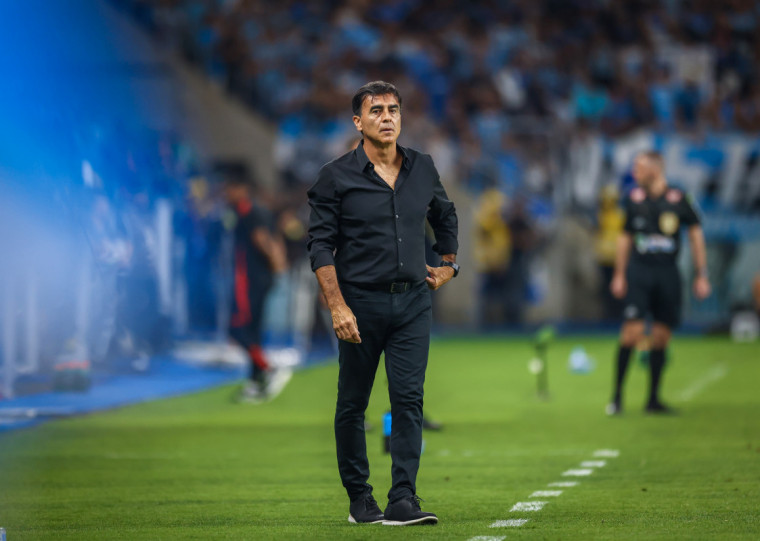 "Estamos em busca de uma marcador central (zagueiro)", afirmou Quinteros