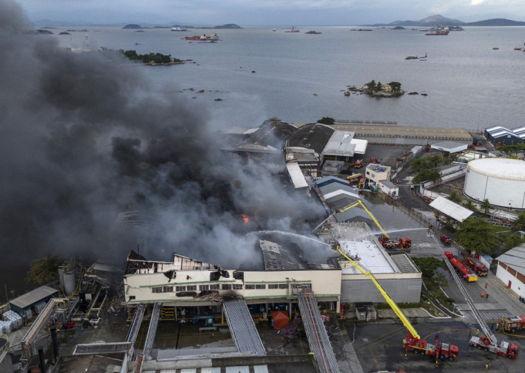 O incêndio foi extinto na madrugada pelo Corpo de Bombeiros do Rio de Janeiro, após 18 horas de trabalho