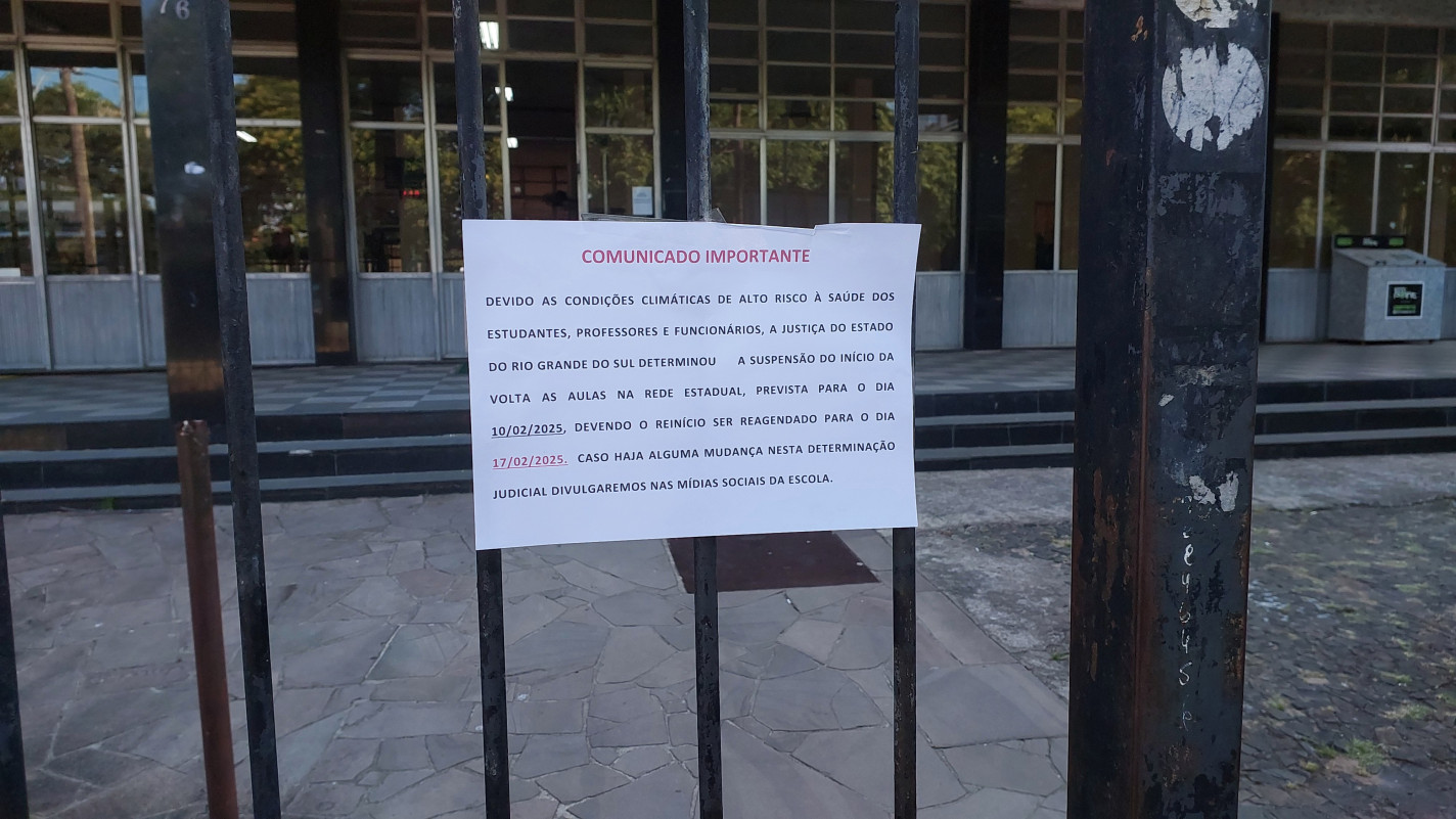 Em frente ao Colégio Júlio de Castilhos, uma placa anuncia o adiamento | Maria Amélia Vargas/Especial/JC