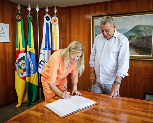 Com Melo em Brasília, Betina assume prefeitura de Porto Alegre pela primeira vez