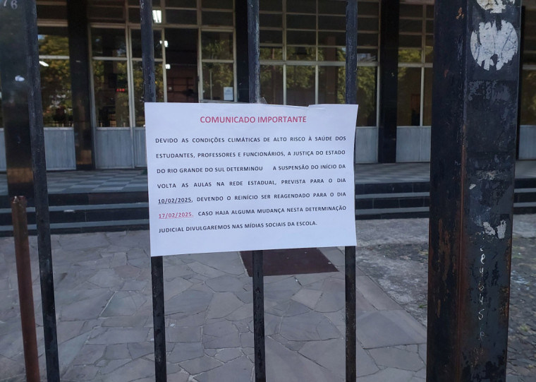 Em frente ao Colégio Julio de Castilhos, uma placa foi colocada na segunda-feira (10) anunciando o adiamento