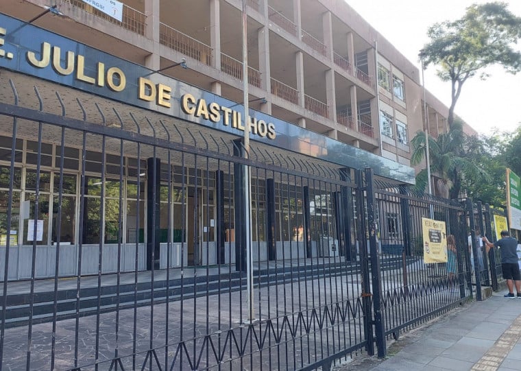 Alunos do Colégio Júlio de Castilhos, em Porto Alegre, foram informados do adiamento no domingo