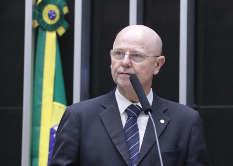 Bohn Gass avalaia que " divergência política interna não pode justificar a submissão da soberania nacional a interesses externos"