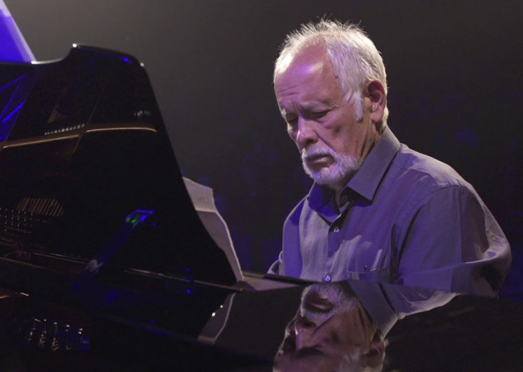 O maestro e compositor Cristóvão Bastos se apresentará no piano, acompanhado de quarteto instrumental.