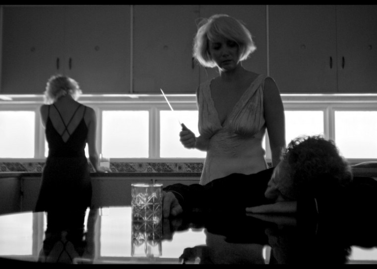 'Aos Pedaços' é estrelado por Emilio de Mello e tem a fotografia assinada por Pablo Baião.