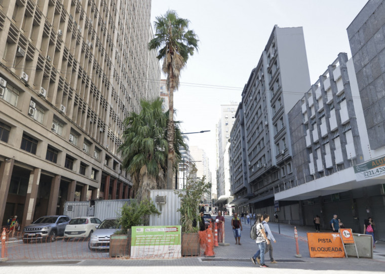 Empresa contratada pela prefeitura realiza obras em um trecho da avenida Borges de Medeiros