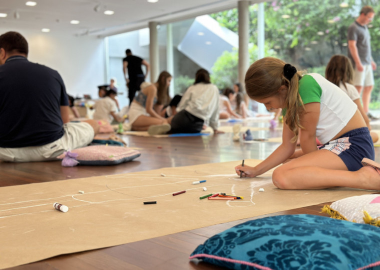 Na oficina infantil, às 16h, famílias participarão de atividades artísticas que estimulam a criatividade.