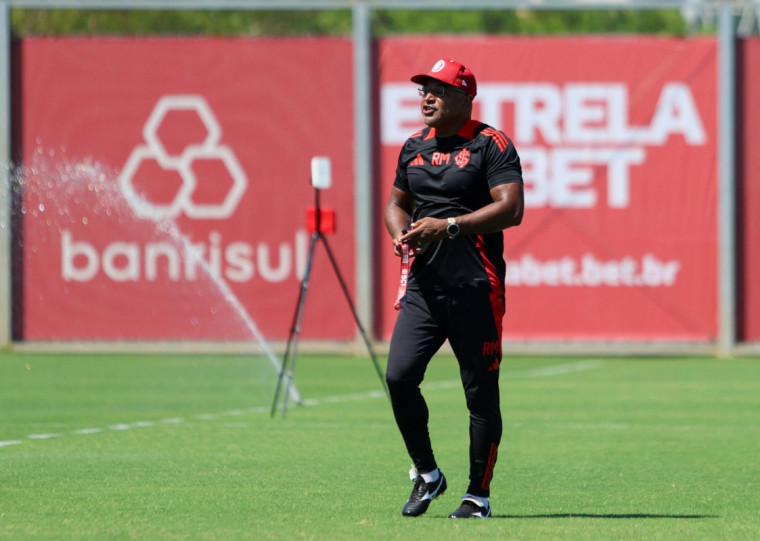 Após polêmica no Gre-Nal, Roger Machado volta ao comando da equipe