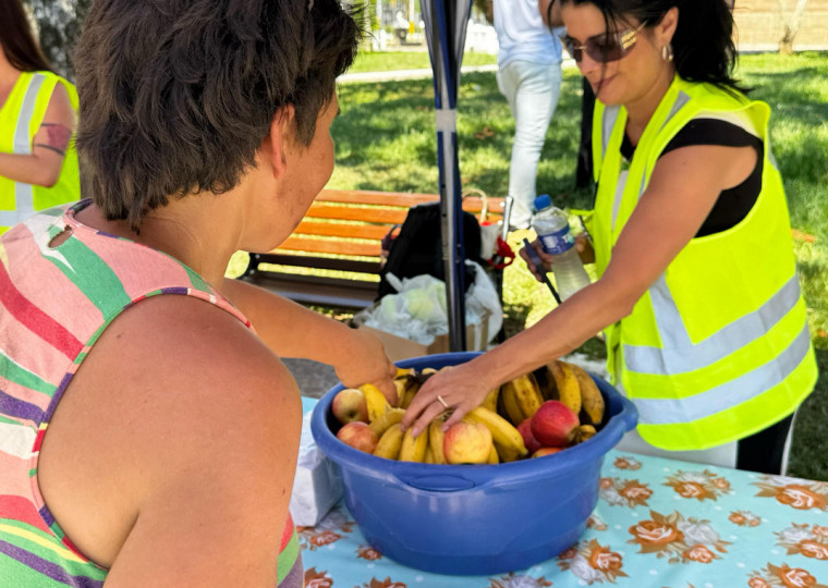 Equipes distribuíram água e frutas, além oferecerem testes rápido de HIV, Sífilis e Hepatites e vacinação