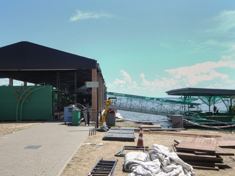 A estrutura est&aacute; sendo montada em frente ao Pontal Shopping Foto: THAYN&Aacute; WEISSBACH/JC