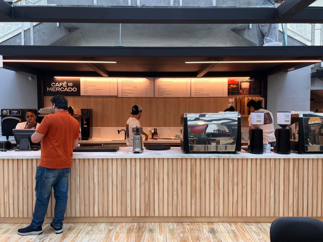 Cafeteria tem mesinhas e balcão com serviço de lanches a bebidas quentes e geladas | CAFÉ DO MERCADO/DIVULGAÇÃO/JC