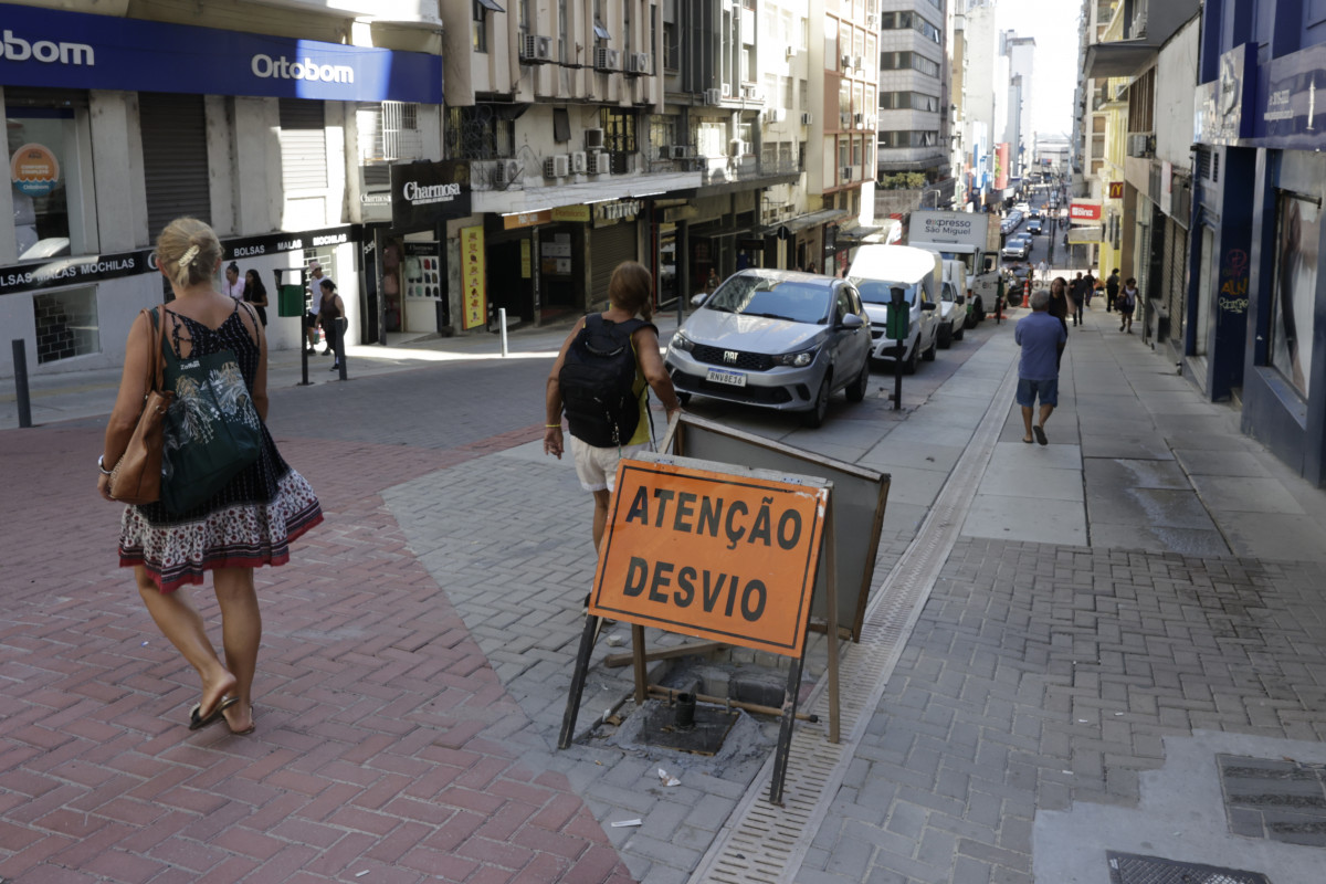 Rua Doutor Flores, na quadra entre as ruas dos Andradas e General Vitorino, tamb&eacute;m foi revitalizada  | T&Acirc;NIA MEINERZ/JC