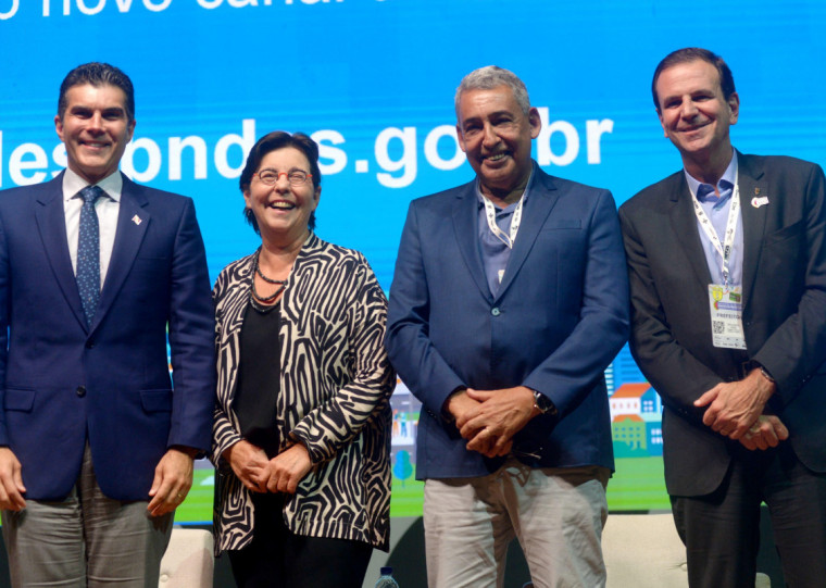 Prefeito do Rio de Janeiro (direita) presidirá Frente pelo próximo biênio