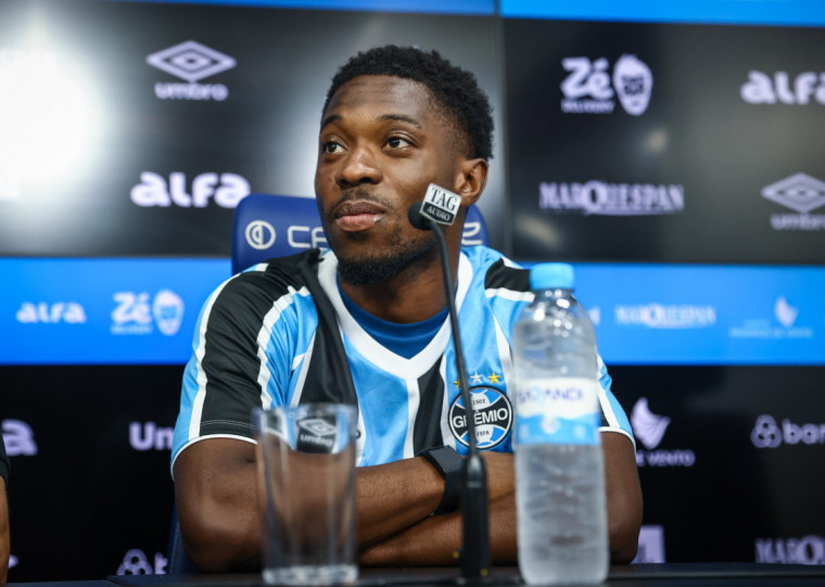 O atacante Amuzu foi anunciado pelo Tricolor na tarde desta quarta-feira (12)