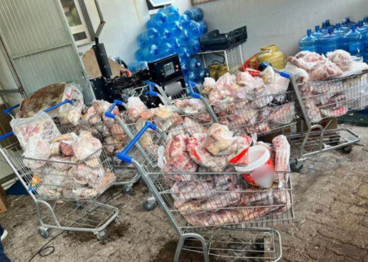 Além de carne sem procedência e outros alimentos com prazo de validade vencido e temperatura inadequada, foi apreendida grande quantidade de lenha e carvão sem indicação de origem em Arambaré
