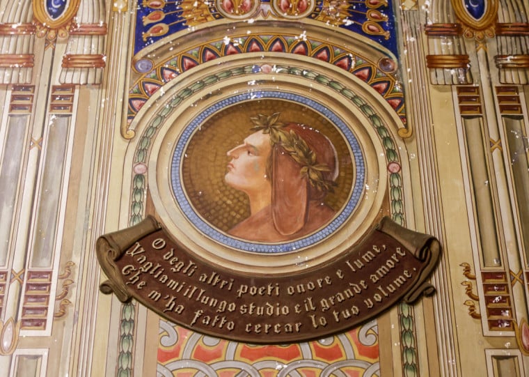 Texto de Dante Alighieri, em dialeto florentino, est&aacute; estampado na Biblioteca P&uacute;blica do Estado: trata-se de trecho do pr&oacute;logo do Canto I, parte Inferno, do famoso Livro A Divina Com&eacute;dia