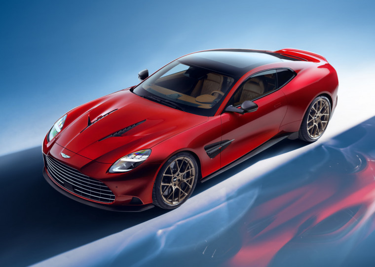 Capô possui entradas de ar inspiradas na Fórmula 1 para ajudar a resfriar o motor V12